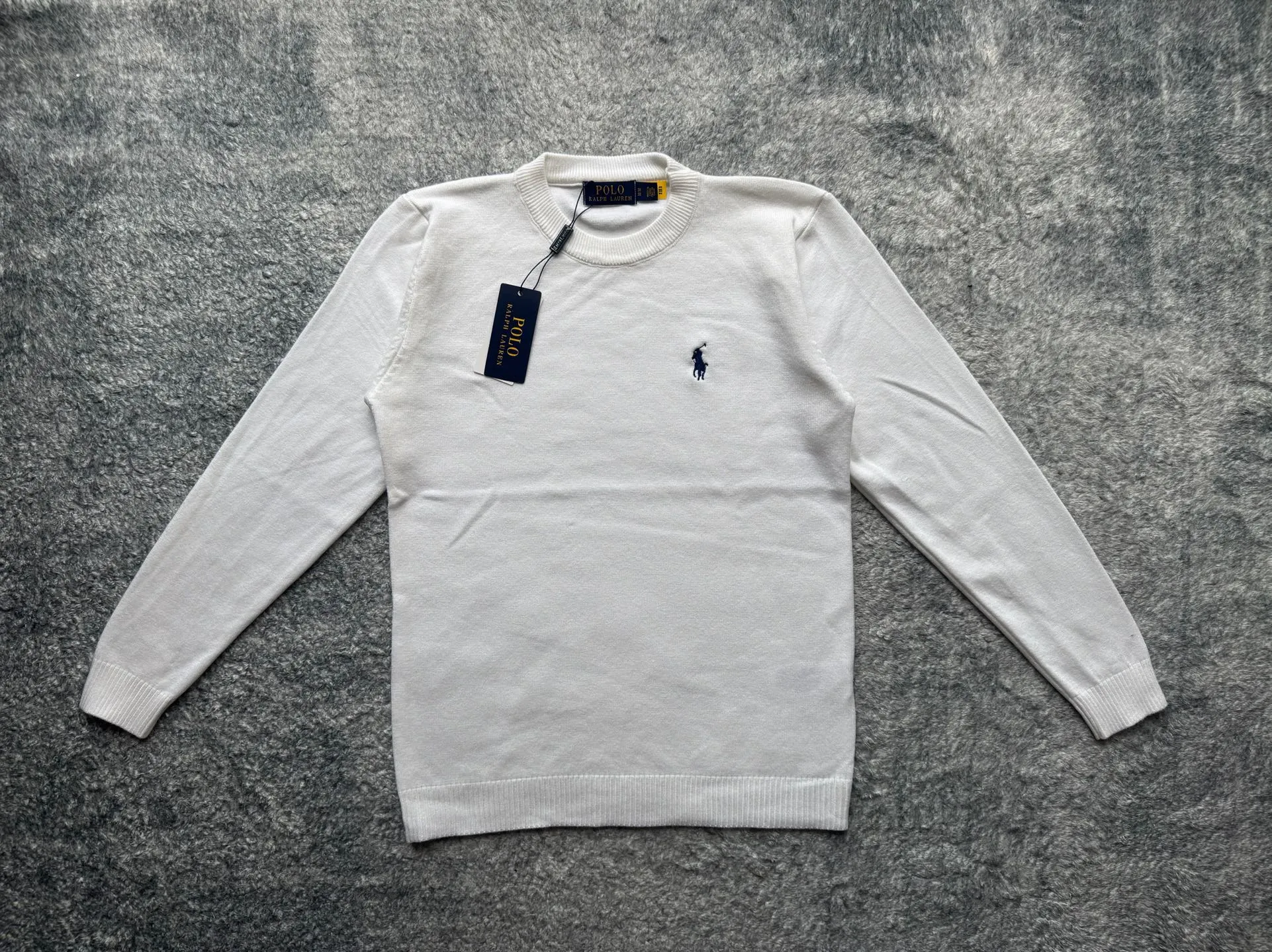 P180 Polo Ralph solid color logo embroidered knitted long-sleeved sweater ✅ Great texture: knitted fabric, soft and waxy to the touch, very comfortable to wear next to the body, and very warm. It is suitable for wearing alone in the winter in the south or as a base layer in the north. ✅ Slimming version: The round neck design is classic and durable, and will not look bloated. Instead, it has a slimming effect and is friendly to all body types. ✅Versatile and practical: Whether it is worn with suit pants for commuting or jeans for leisure, it can be easily worn, and one piece can be used for several pieces! ✅Pony embroidery is simple yet a little refined!  Color: Black White Size M L